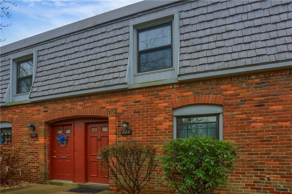 444 Country View Ct, Pennsbury, PA 15205