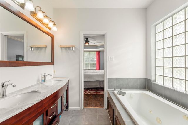 44 Parkway Place, Houston, TX 77040