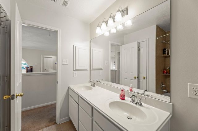 44 Parkway Place, Houston, TX 77040