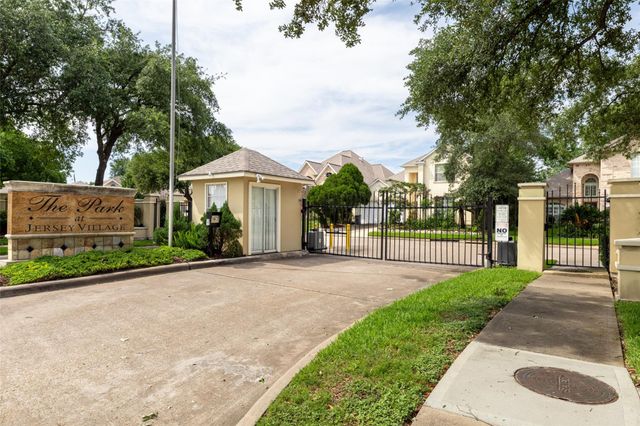 44 Parkway Place, Houston, TX 77040