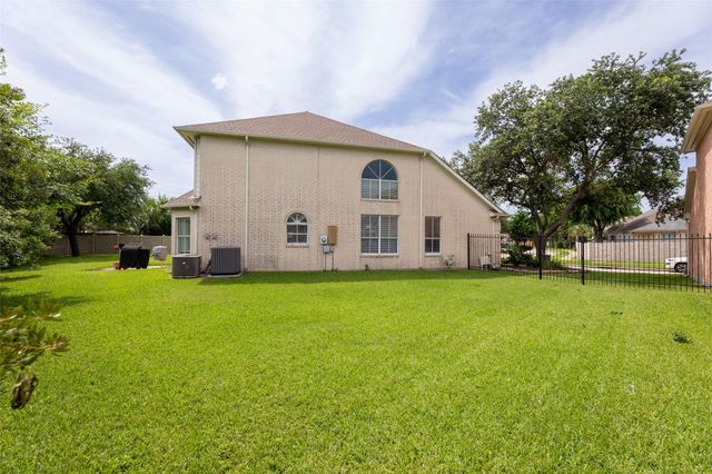 44 Parkway Place, Houston, TX 77040