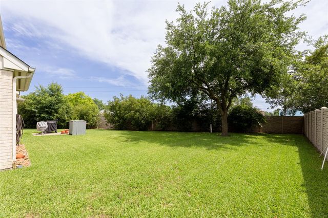 44 Parkway Place, Houston, TX 77040