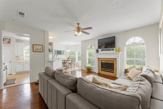 44 Parkway Place, Houston, TX 77040