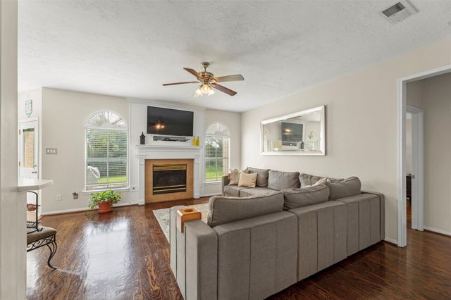 44 Parkway Place, Houston, TX 77040