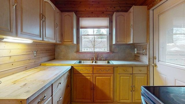 86 Saint Nicholas Ave, Worcester, MA 01606