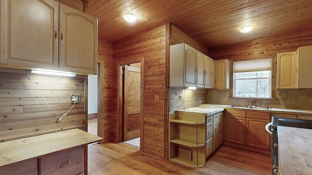 86 Saint Nicholas Ave, Worcester, MA 01606