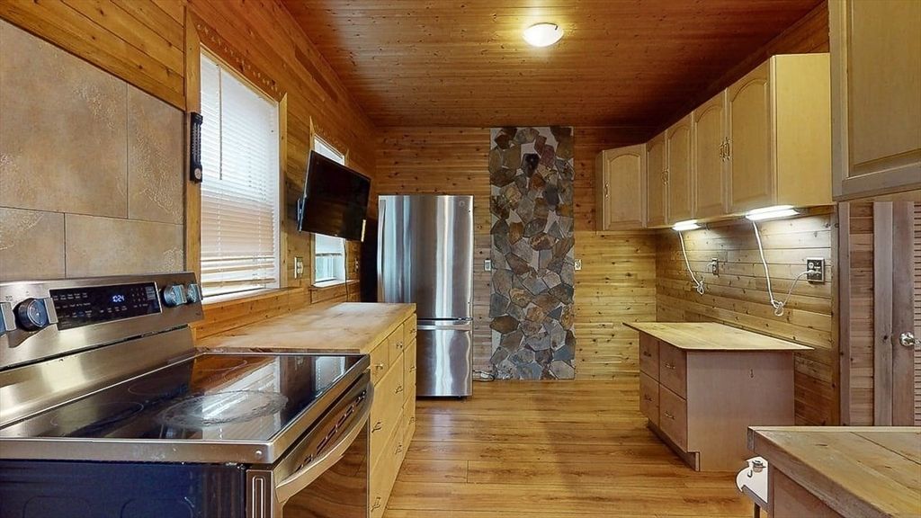 86 Saint Nicholas Ave, Worcester, MA 01606