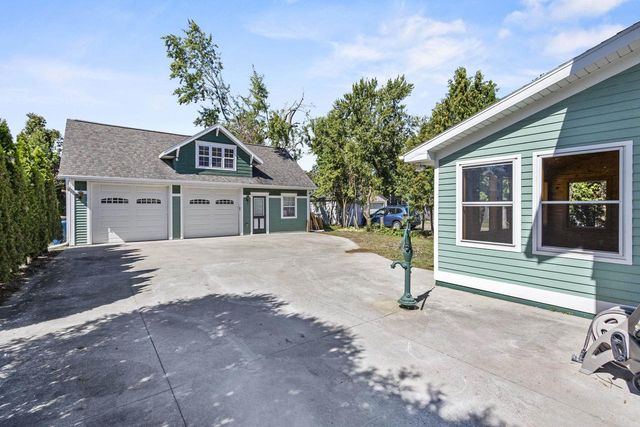 379 NAYMUT STREET, Menasha, WI 54952