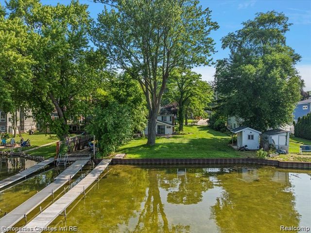 11346 E Shore Drive, Whitmore Lake, MI 48189