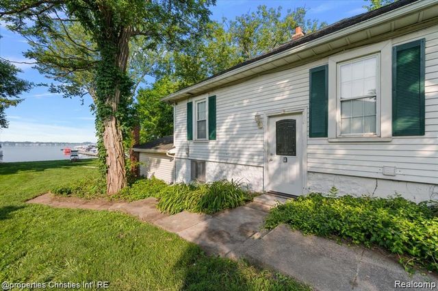 11346 E Shore Drive, Whitmore Lake, MI 48189