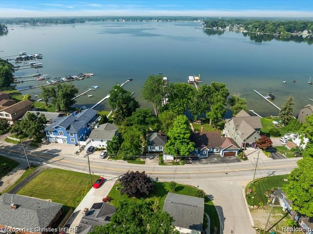 11346 E Shore Drive, Whitmore Lake, MI 48189