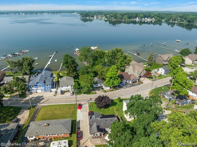 11346 E Shore Drive, Whitmore Lake, MI 48189