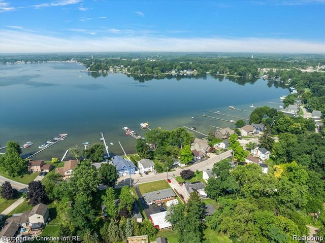 11346 E Shore Drive, Whitmore Lake, MI 48189