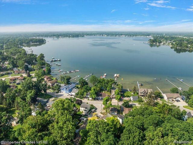 11346 E Shore Drive, Whitmore Lake, MI 48189