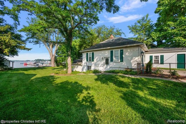 11346 E Shore Drive, Whitmore Lake, MI 48189