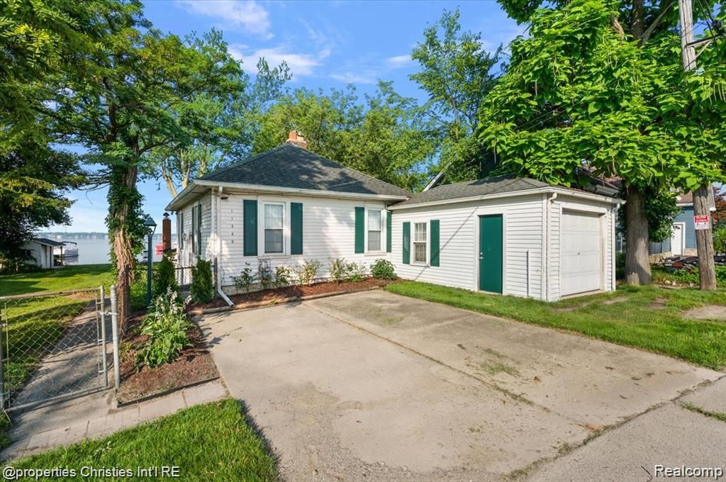 11346 E Shore Drive, Whitmore Lake, MI 48189