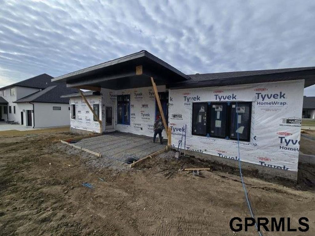 9160 Hillcrest Trail, Lincoln, NE 68510