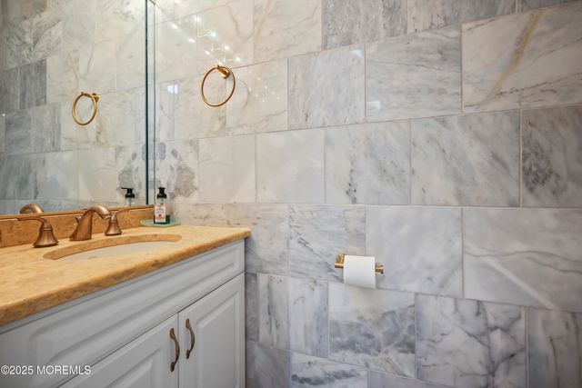 117 Sequoia Woods Court, Holmdel, NJ 07733