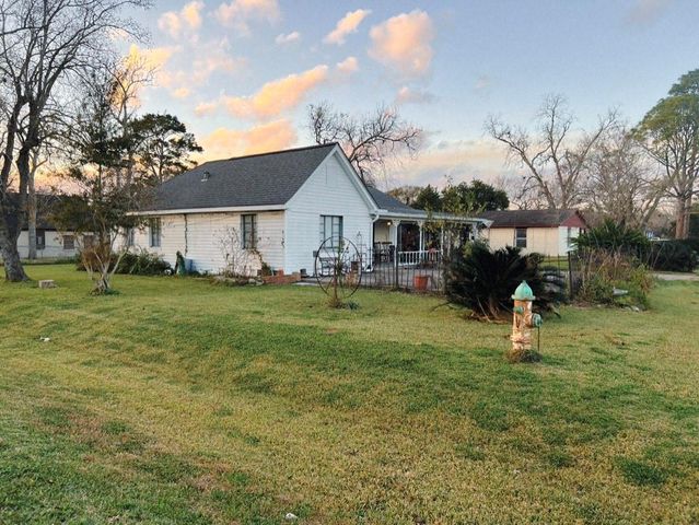 202 1st Street, Brazoria, TX 77422