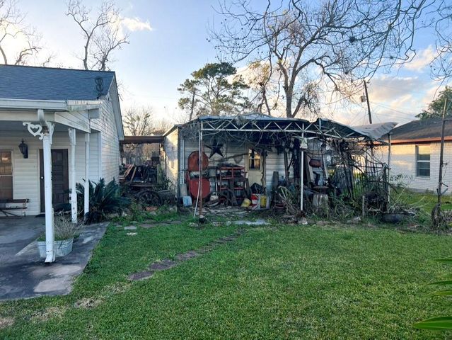 202 1st Street, Brazoria, TX 77422