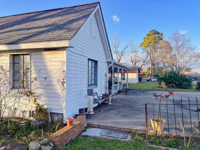 202 1st Street, Brazoria, TX 77422
