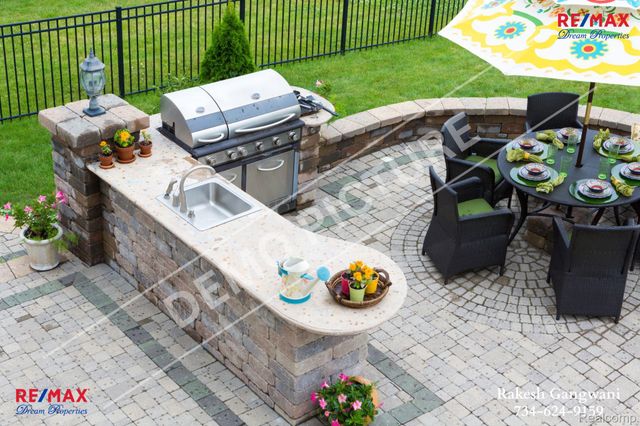 31111 Lahser Road, Beverly Hills Village, MI 48025