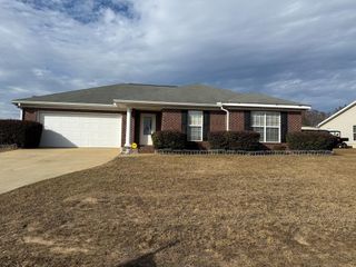 111 Augusta Ave., Midland City, AL 36350