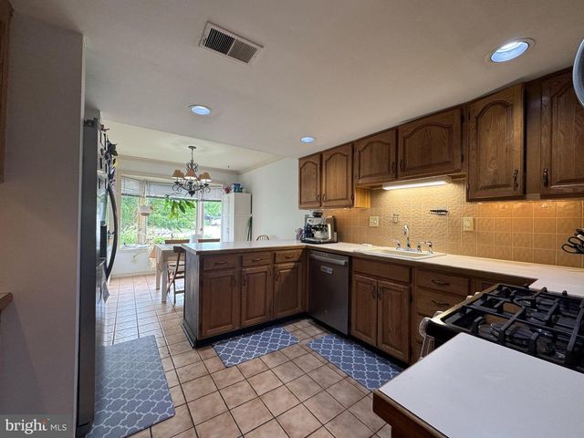 22 MILITIA HILL DR, Chesterbrook, PA 19087