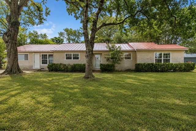 709 NE Tiger LN, Smithville, TX 78957