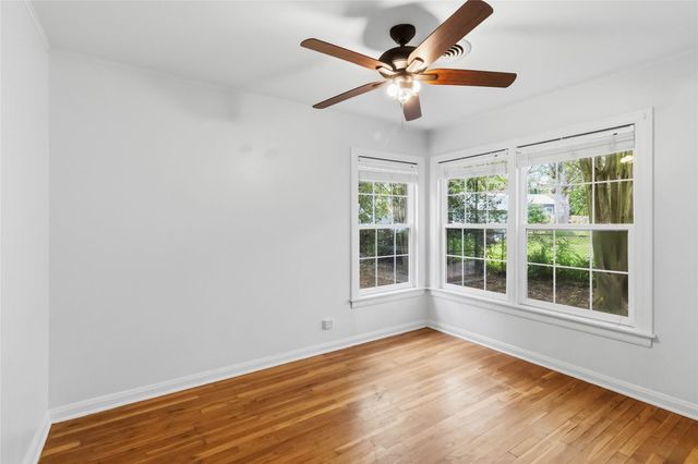 709 NE Tiger LN, Smithville, TX 78957