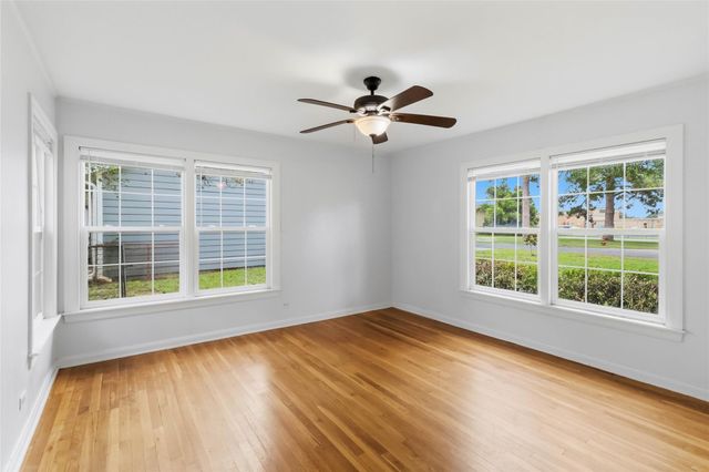 709 NE Tiger LN, Smithville, TX 78957