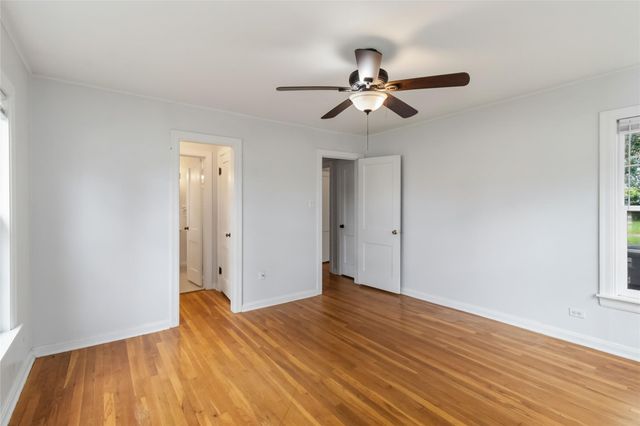 709 NE Tiger LN, Smithville, TX 78957