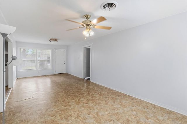 709 NE Tiger LN, Smithville, TX 78957