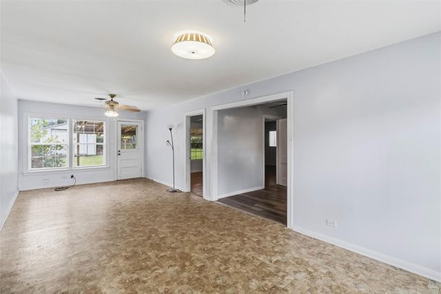 709 NE Tiger LN, Smithville, TX 78957