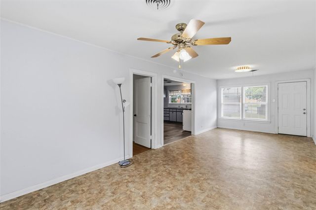 709 NE Tiger LN, Smithville, TX 78957