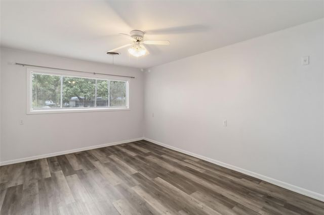 709 NE Tiger LN, Smithville, TX 78957
