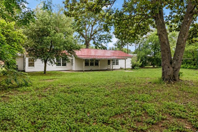 709 NE Tiger LN, Smithville, TX 78957