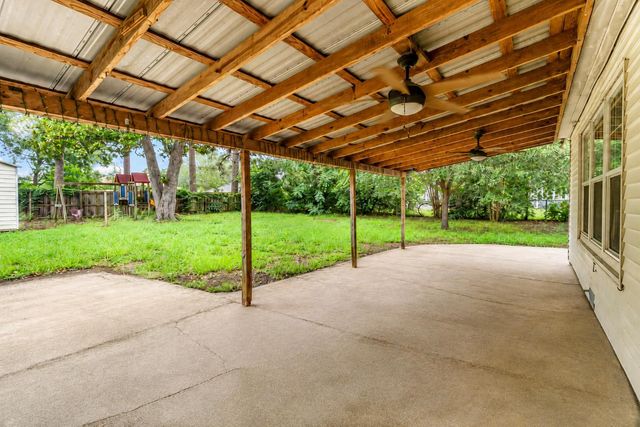 709 NE Tiger LN, Smithville, TX 78957