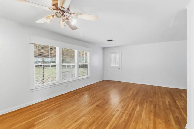 709 NE Tiger LN, Smithville, TX 78957