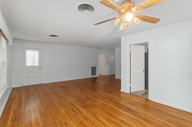 709 NE Tiger LN, Smithville, TX 78957