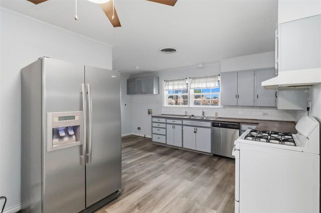 709 NE Tiger LN, Smithville, TX 78957
