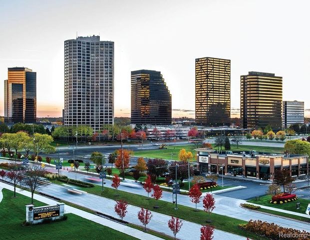 25391 SAINT JAMES Square, Southfield, MI 48075