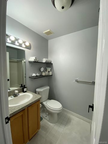 25391 SAINT JAMES Square, Southfield, MI 48075