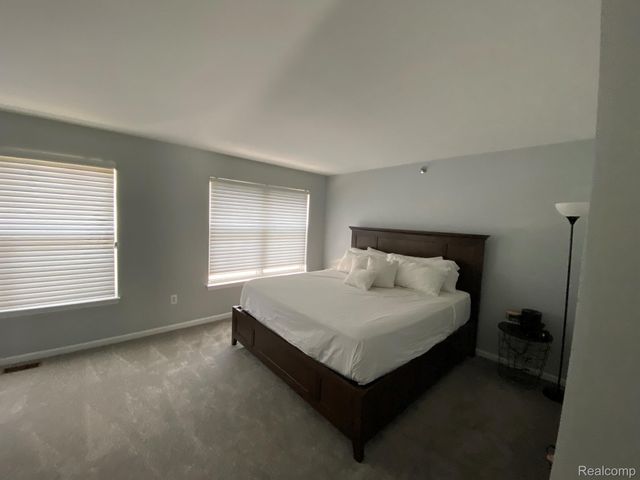 25391 SAINT JAMES Square, Southfield, MI 48075