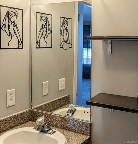 25391 SAINT JAMES Square, Southfield, MI 48075