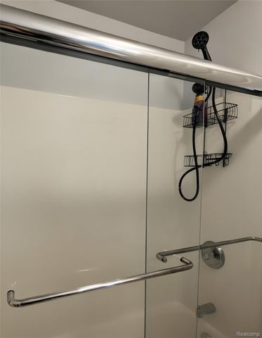 25391 SAINT JAMES Square, Southfield, MI 48075