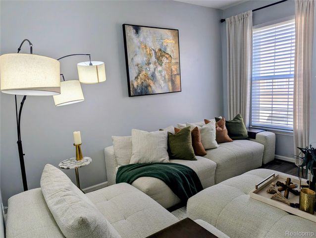 25391 SAINT JAMES Square, Southfield, MI 48075