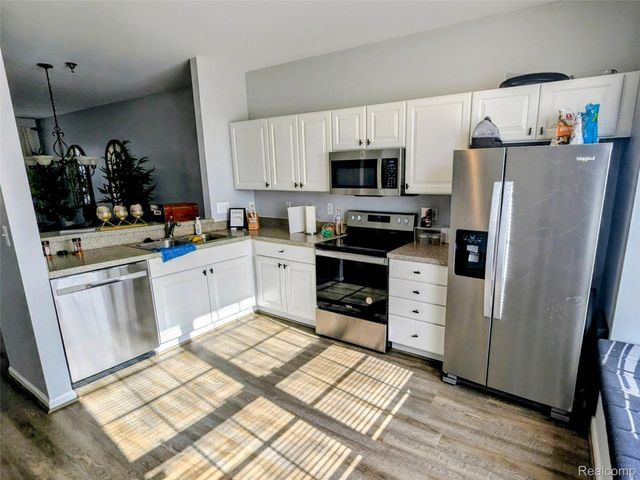 25391 SAINT JAMES Square, Southfield, MI 48075