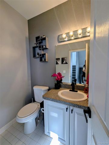 25391 SAINT JAMES Square, Southfield, MI 48075