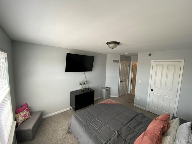 25391 SAINT JAMES Square, Southfield, MI 48075